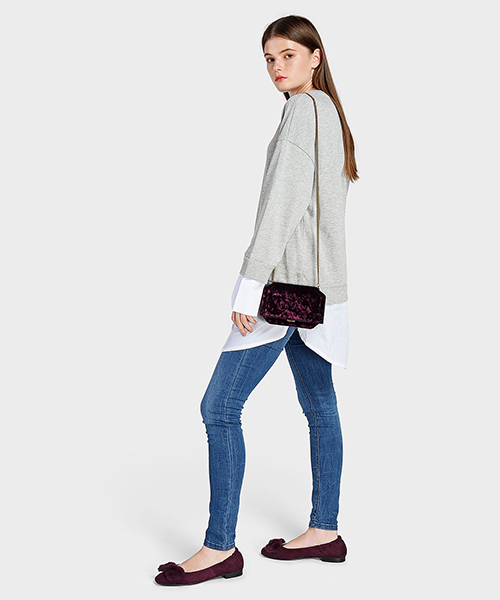 CHARLES & KEITH（チャールズ & キース）の「ドレッシーチェーンクラッチバッグ / DRESSY CHAIN CLUTCH BAG（クラッチバッグ・レディース・ブラック/バーガンディー・S）」の3枚目の写真