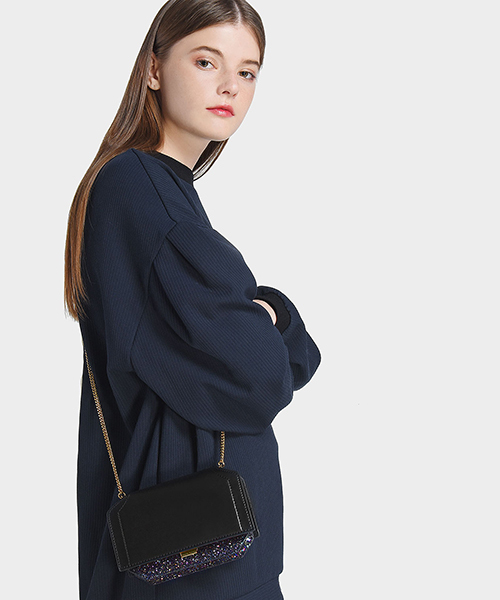 CHARLES & KEITH（チャールズ & キース）の「ドレッシーチェーンクラッチバッグ / DRESSY CHAIN CLUTCH BAG（クラッチバッグ・レディース・ブラック/バーガンディー・S）」の4枚目の写真