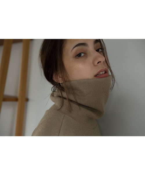 marjour(マージュール)の「TURTLE KNIT ONEPIECE(ワンピース・レディース・オフホワイト/グレイッシュベージュ・FREE)」の17枚目の写真