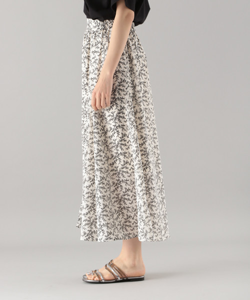 PAGEBOY（ページボーイ）の「モノトーンハナガラフレアスカート（スカート・レディース・オフホワイト/ブラック・FREE）」の4枚目の写真