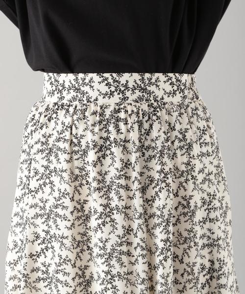 PAGEBOY（ページボーイ）の「モノトーンハナガラフレアスカート（スカート・レディース・オフホワイト/ブラック・FREE）」の3枚目の写真