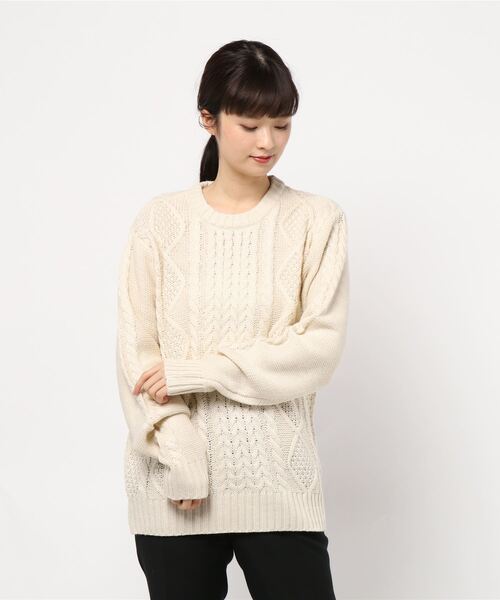 Bling Leads（ブリングリーズ）の「【Bl】ケーブル編みクルーネックニット（ニット/セーター・レディース・ブラック/ダークグリーン/ベージュ/ネイビー/グレー/オフホワイト/ブルー/アイボリー/マスタード/モカ/キャメル/ワイン/ピンク・MEDIUM/X-LARGE/LARGE）」の3枚目の写真