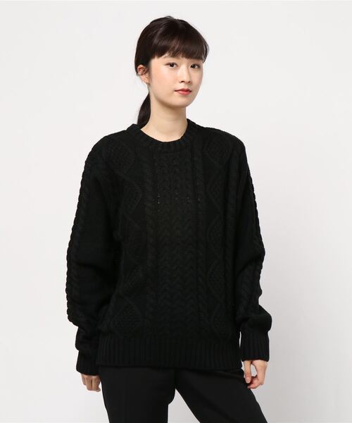 Bling Leads（ブリングリーズ）の「【Bl】ケーブル編みクルーネックニット（ニット/セーター・レディース・ブラック/ダークグリーン/ベージュ/ネイビー/グレー/オフホワイト/ブルー/アイボリー/マスタード/モカ/キャメル/ワイン/ピンク・MEDIUM/X-LARGE/LARGE）」の4枚目の写真