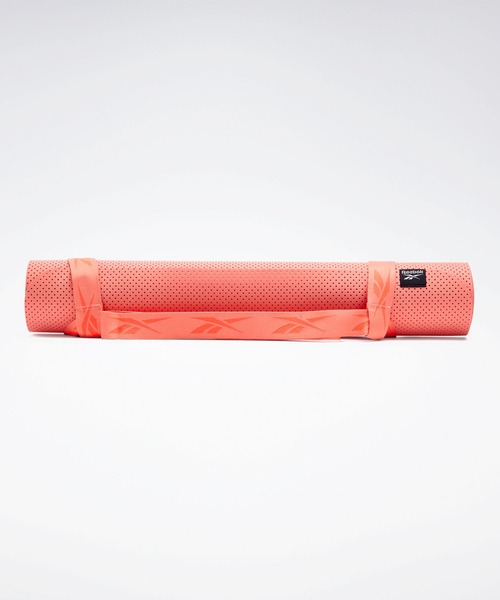 Reebok（リーボック）の「テック スタイル ヨガ マット / Tech Style Yoga Mat（スポーツグッズ・メンズ・ブラック/コーラル・FREE）」の2枚目の写真