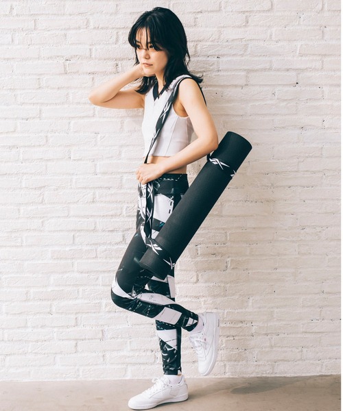 Reebok（リーボック）の「テック スタイル ヨガ マット / Tech Style Yoga Mat（スポーツグッズ・メンズ・ブラック/コーラル・FREE）」の4枚目の写真