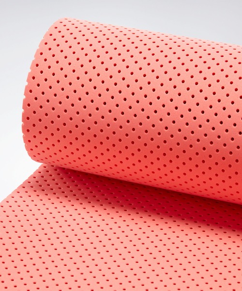 Reebok（リーボック）の「テック スタイル ヨガ マット / Tech Style Yoga Mat（スポーツグッズ・メンズ・ブラック/コーラル・FREE）」の11枚目の写真