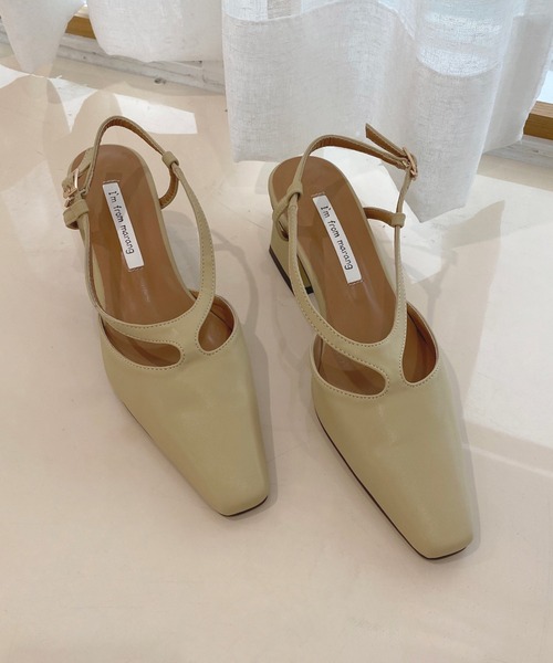 by muni:r(バイ ムニール)の「スリム スクエア ユニーク U字 ストラップ ヒール(パンプス・レディース・ブラック/ブラウン/ベージュ・24.0cm/23.0cm/25.0cm/24.5cm/22.5㎝/23.5cm/22.5cm)」の3枚目の写真