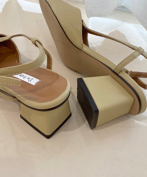 by muni:r(バイ ムニール)の「スリム スクエア ユニーク U字 ストラップ ヒール(パンプス・レディース・ブラック/ブラウン/ベージュ・24.0cm/23.0cm/25.0cm/24.5cm/22.5㎝/23.5cm/22.5cm)」の5枚目の写真