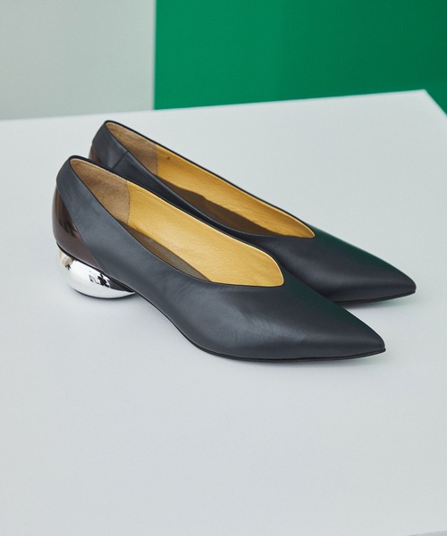 UNITED TOKYO（ユナイテッドトウキョウ）の「スチールヒールシューズ（パンプス・レディース・ネイビー/グレイッシュベージュ・1/2）」の2枚目の写真