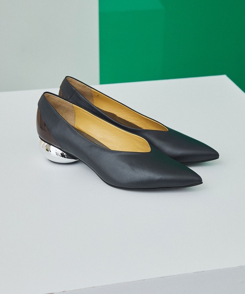 UNITED TOKYO（ユナイテッドトウキョウ）の「スチールヒールシューズ（パンプス・レディース・ネイビー/グレイッシュベージュ・1/2）」の9枚目の写真