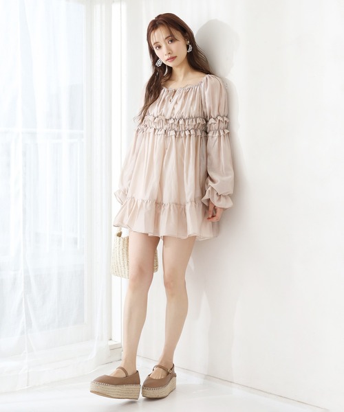 one after another NICE CLAUP（ワンアフターアナザーナイスクラップ）の「フリルティアードチュニック（シャツ/ブラウス・レディース・オフホワイト/モカ・FREE）」の4枚目の写真