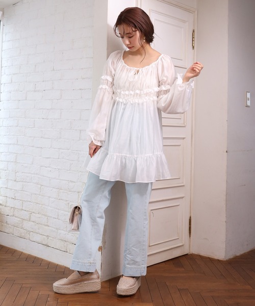 one after another NICE CLAUP（ワンアフターアナザーナイスクラップ）の「フリルティアードチュニック（シャツ/ブラウス・レディース・オフホワイト/モカ・FREE）」の8枚目の写真