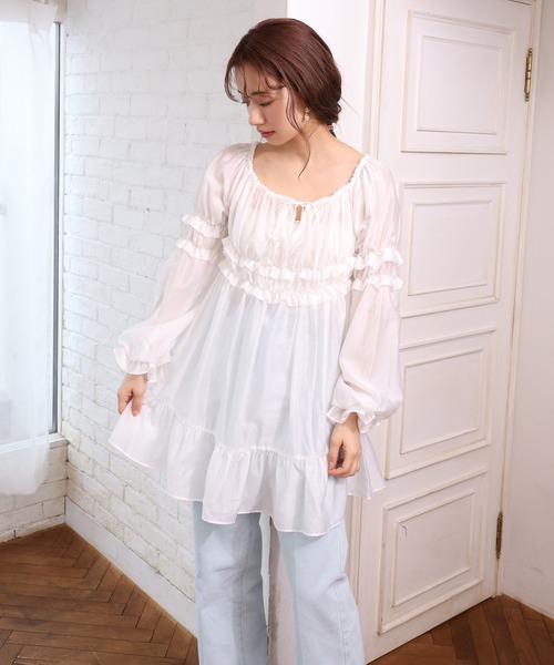 one after another NICE CLAUP（ワンアフターアナザーナイスクラップ）の「フリルティアードチュニック（シャツ/ブラウス・レディース・オフホワイト/モカ・FREE）」の9枚目の写真