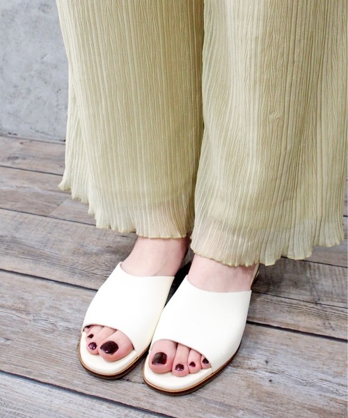 apres（アプレ）の「【LEZZA BOTANICA】シンプルミュールサンダル / apres（アプレ)（サンダル・レディース・ブラック/グレイッシュベージュ/アイボリー・24.0cm/24.5cm/22.5cm/23.0cm/23.5cm）」の2枚目の写真