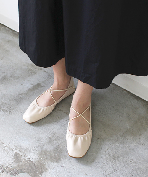 MODE ROBE(モードローブ)の「クロスストラップシューズ(パンプス・レディース・ブラック/アイボリー/キャメル・23㎝/24.5㎝/23.5㎝/24㎝/25㎝)」の12枚目の写真