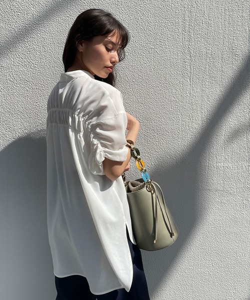 CAST:(キャストコロン)の「ギャザーブラウス(シャツ/ブラウス・レディース・ホワイト/ブラック/イエロー/ブルー/ネイビー/ブラウン・M)」の1枚目の写真