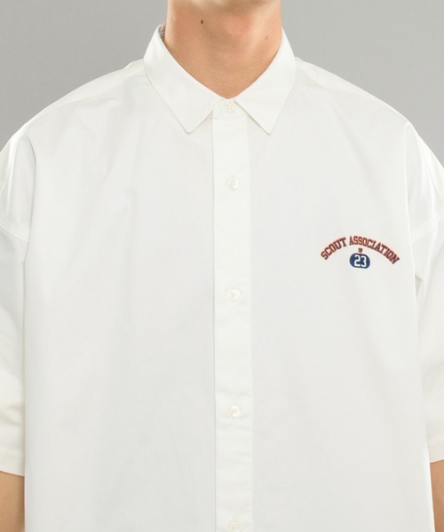 kutir(クティール)の「カレッジロゴ刺繍シャツ(シャツ/ブラウス・メンズ・ホワイト/サックスブルー・MEDIUM/LARGE)」の4枚目の写真