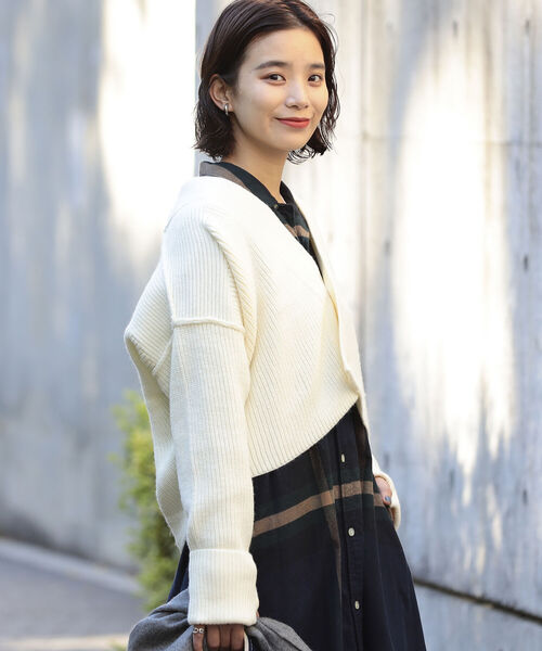 BEAMS BOY（ビームスボーイ）の「BEAMS BOY / 7ゲージ ミリタリー Vネック カーディガン（ニット/セーター・レディース・オフホワイト/オリーブ/グレー・ONE SIZE）」の4枚目の写真