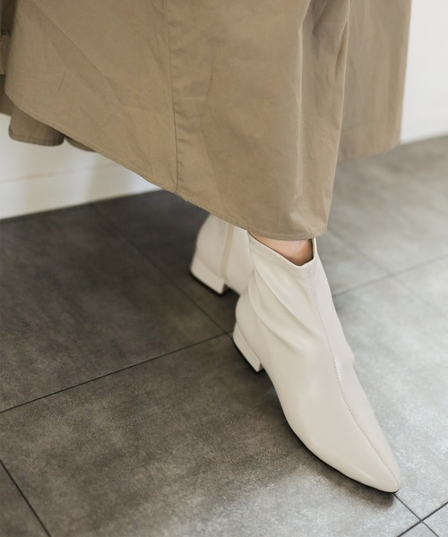 SESTO（セスト）の「ポインテッドトゥローヒールストレッチショートブーツ（ブーツ・レディース・アイボリー/グレイッシュベージュ/ブラック・LL/3L/S/M/L）」の12枚目の写真