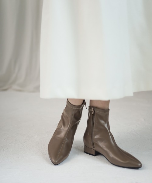 SESTO（セスト）の「ポインテッドトゥローヒールストレッチショートブーツ（ブーツ・レディース・アイボリー/グレイッシュベージュ/ブラック・LL/3L/S/M/L）」の19枚目の写真