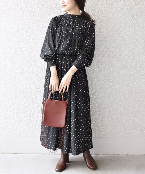 SHIPS（シップス）の「【WEB限定】〈手洗い可能〉シャーリングバックタイワンピース◇（ワンピース・レディース・ライトグレー/スカイブルー/ブラック/オレンジ/ダークブルー・SMALL/MEDIUM）」の2枚目の写真