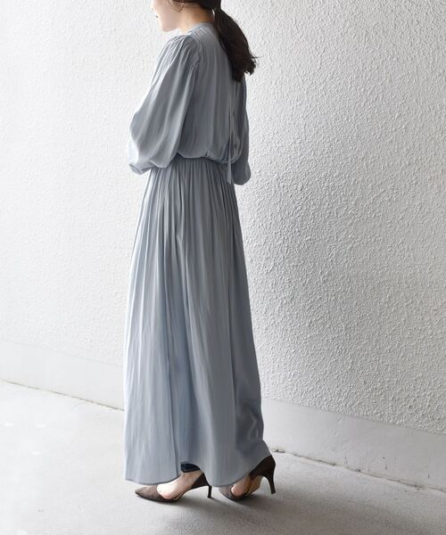 SHIPS（シップス）の「【WEB限定】〈手洗い可能〉シャーリングバックタイワンピース◇（ワンピース・レディース・ライトグレー/スカイブルー/ブラック/オレンジ/ダークブルー・SMALL/MEDIUM）」の14枚目の写真