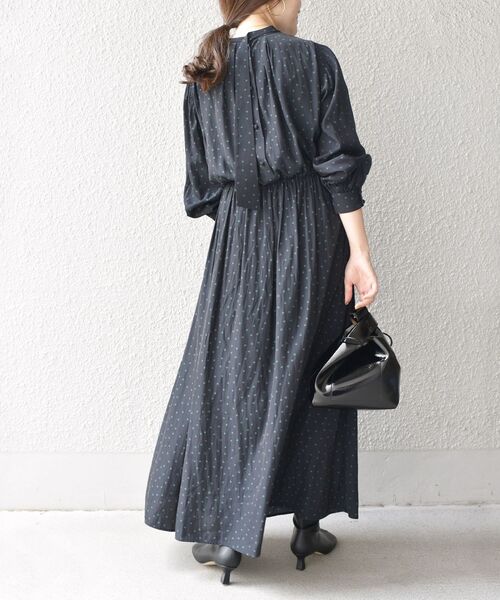 SHIPS（シップス）の「【WEB限定】〈手洗い可能〉シャーリングバックタイワンピース◇（ワンピース・レディース・ライトグレー/スカイブルー/ブラック/オレンジ/ダークブルー・SMALL/MEDIUM）」の20枚目の写真