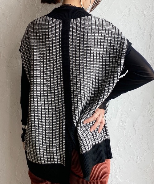 She's Closet(シーズクローゼット)の「オーバーサイズモックネック配色柄編みニットベスト(ベスト・レディース・アイボリー/ベージュ/ダークオレンジ/ダークグリーン・FREE)」の1枚目の写真
