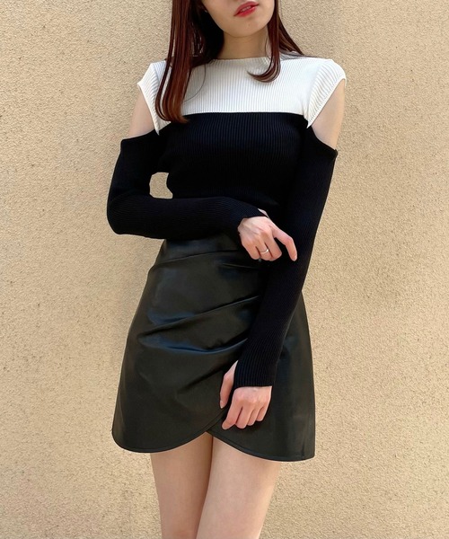 Crea titty&Co. PETIT(クレアティティーアンドコープチ)の「【Crea titty&Co.PETIT】バイカラーオープンショルダートップス(Tシャツ/カットソー・レディース・ブラック・FREE)」の2枚目の写真