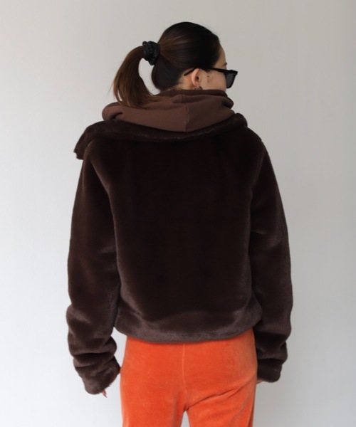 SHAGGIE(シャギー)の「フェイクファーミドル丈ボリュームカラーアウター(ブルゾン・レディース・ブラック/ブラウン/オレンジ/グリーン・FREE)」の15枚目の写真