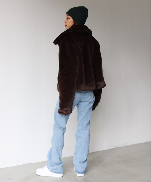 SHAGGIE(シャギー)の「フェイクファーミドル丈ボリュームカラーアウター(ブルゾン・レディース・ブラック/ブラウン/オレンジ/グリーン・FREE)」の17枚目の写真