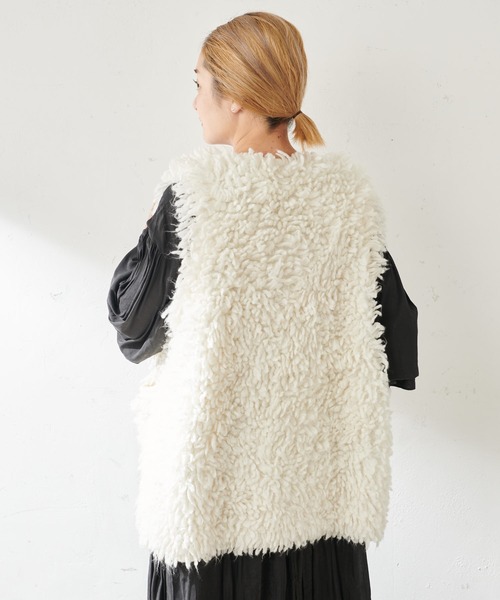 SHENERY(シーナリー)の「ループヤーンニットベスト(ニット/セーター・レディース・オフホワイト/ブラック・FREE)」の19枚目の写真