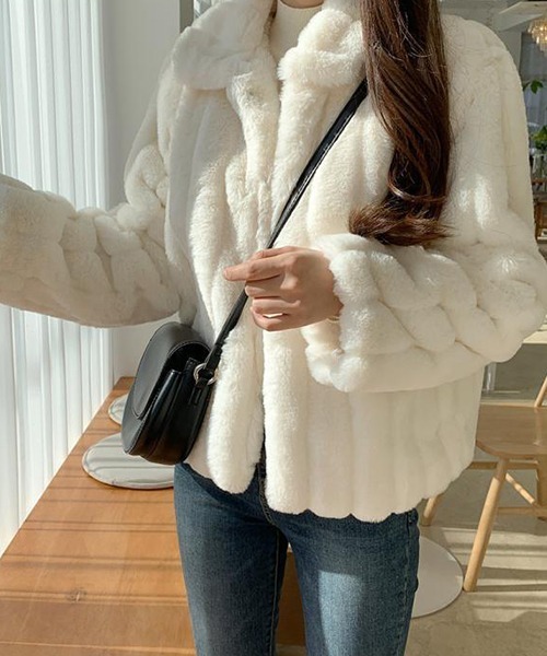 FRP（エフアールピー）の「YUGA フェイクファー　ショートジャケットコート（ブルゾン・レディース・ベージュ/ブラック/ホワイト・FREE）」の2枚目の写真