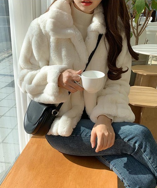 FRP（エフアールピー）の「YUGA フェイクファー　ショートジャケットコート（ブルゾン・レディース・ベージュ/ブラック/ホワイト・FREE）」の4枚目の写真