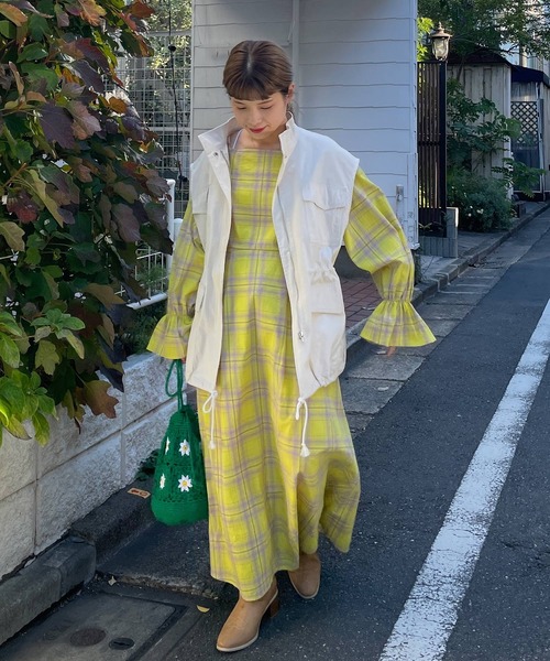 w closet(ダブルクローゼット)の「スタンドネックドロップショルダーミリタリーベスト(ミリタリージャケット・レディース・カーキ/アイボリー・FREE)」の4枚目の写真