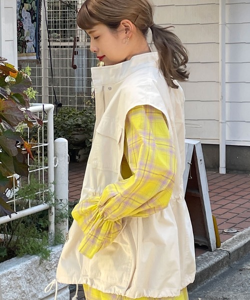 w closet(ダブルクローゼット)の「スタンドネックドロップショルダーミリタリーベスト(ミリタリージャケット・レディース・カーキ/アイボリー・FREE)」の5枚目の写真