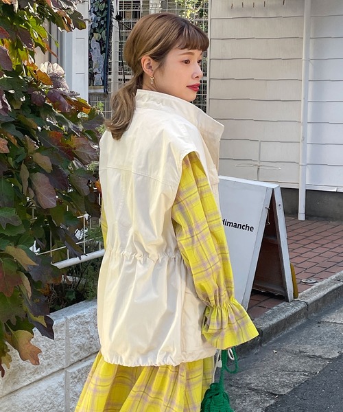 w closet(ダブルクローゼット)の「スタンドネックドロップショルダーミリタリーベスト(ミリタリージャケット・レディース・カーキ/アイボリー・FREE)」の6枚目の写真