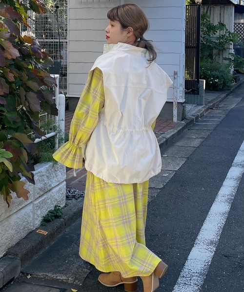 w closet(ダブルクローゼット)の「スタンドネックドロップショルダーミリタリーベスト(ミリタリージャケット・レディース・カーキ/アイボリー・FREE)」の7枚目の写真