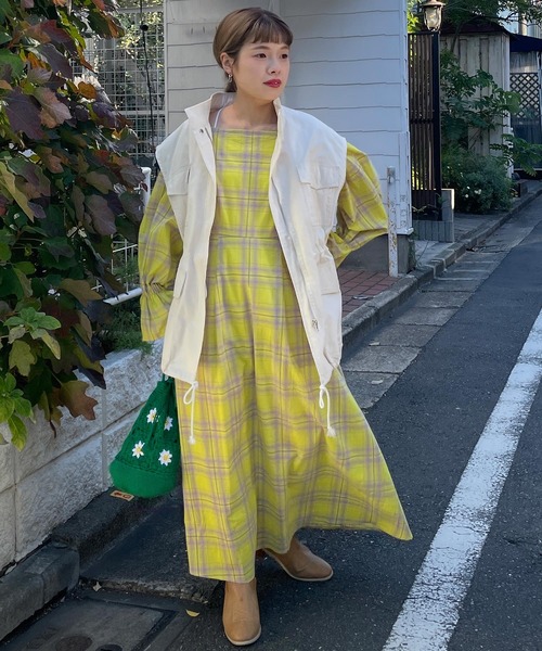 w closet(ダブルクローゼット)の「スタンドネックドロップショルダーミリタリーベスト(ミリタリージャケット・レディース・カーキ/アイボリー・FREE)」の8枚目の写真