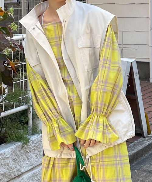 w closet(ダブルクローゼット)の「スタンドネックドロップショルダーミリタリーベスト(ミリタリージャケット・レディース・カーキ/アイボリー・FREE)」の9枚目の写真