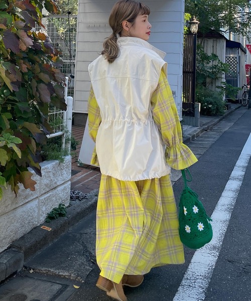 w closet(ダブルクローゼット)の「スタンドネックドロップショルダーミリタリーベスト(ミリタリージャケット・レディース・カーキ/アイボリー・FREE)」の10枚目の写真