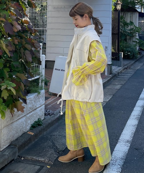 w closet(ダブルクローゼット)の「スタンドネックドロップショルダーミリタリーベスト(ミリタリージャケット・レディース・カーキ/アイボリー・FREE)」の11枚目の写真