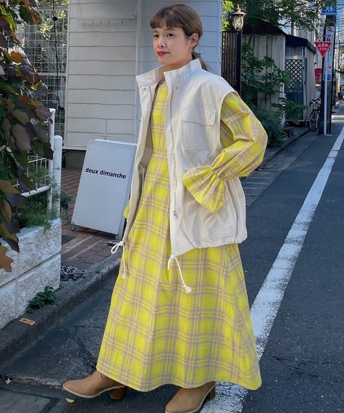 w closet(ダブルクローゼット)の「スタンドネックドロップショルダーミリタリーベスト(ミリタリージャケット・レディース・カーキ/アイボリー・FREE)」の13枚目の写真