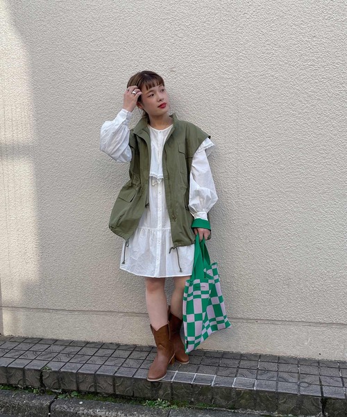 w closet(ダブルクローゼット)の「スタンドネックドロップショルダーミリタリーベスト(ミリタリージャケット・レディース・カーキ/アイボリー・FREE)」の14枚目の写真