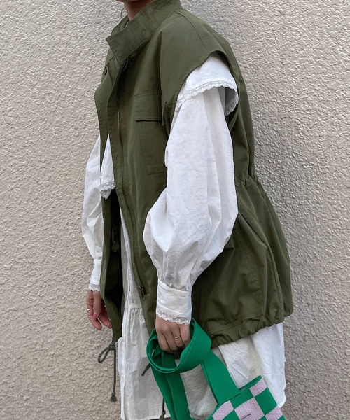 w closet(ダブルクローゼット)の「スタンドネックドロップショルダーミリタリーベスト(ミリタリージャケット・レディース・カーキ/アイボリー・FREE)」の15枚目の写真