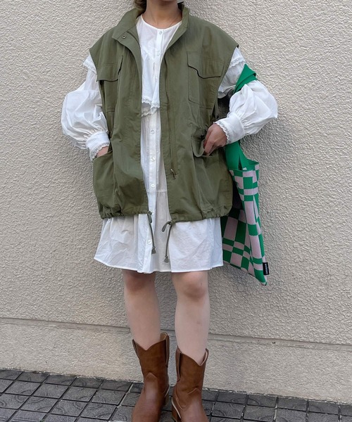 w closet(ダブルクローゼット)の「スタンドネックドロップショルダーミリタリーベスト(ミリタリージャケット・レディース・カーキ/アイボリー・FREE)」の17枚目の写真