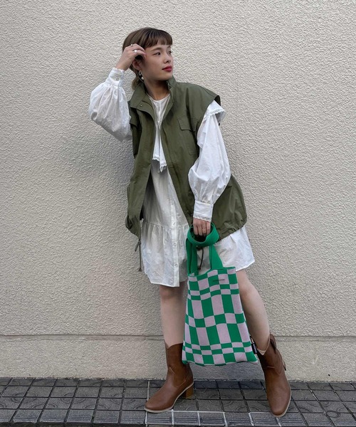 w closet(ダブルクローゼット)の「スタンドネックドロップショルダーミリタリーベスト(ミリタリージャケット・レディース・カーキ/アイボリー・FREE)」の19枚目の写真