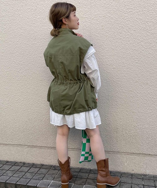 w closet(ダブルクローゼット)の「スタンドネックドロップショルダーミリタリーベスト(ミリタリージャケット・レディース・カーキ/アイボリー・FREE)」の20枚目の写真