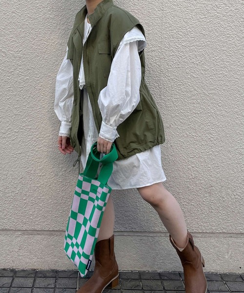 w closet(ダブルクローゼット)の「スタンドネックドロップショルダーミリタリーベスト(ミリタリージャケット・レディース・カーキ/アイボリー・FREE)」の22枚目の写真