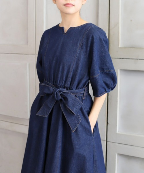 moment+(モーメントプラス)の「ライトオンスデニム&T/Cツイル ランタンスリーブキーネックマキシワンピース(ワンピース・レディース・ブラック/サックスブルー/インディゴブルー/グレイッシュベージュ・M)」の22枚目の写真